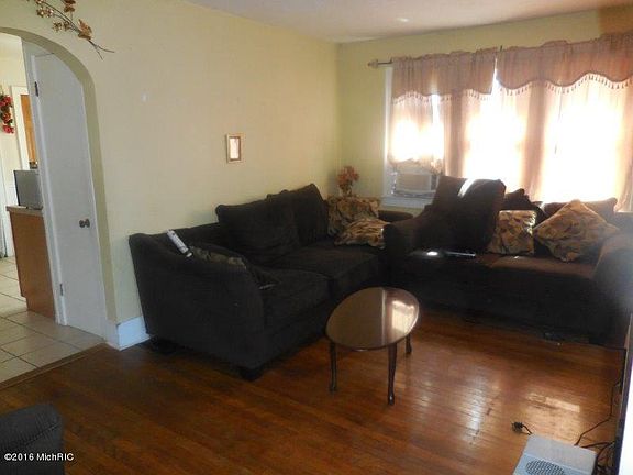 3rd image of 337 Thurston St SW