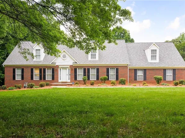 1117 Fairway Dr, Yadkinville, NC 27055