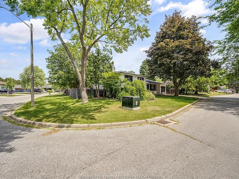 7105 Isabelle Ct — Photo 32