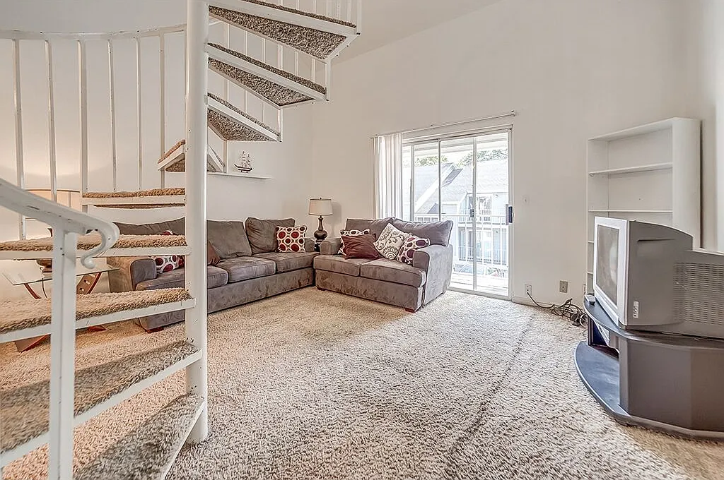3 bed, 1220 sqft, $569 — Photo 2