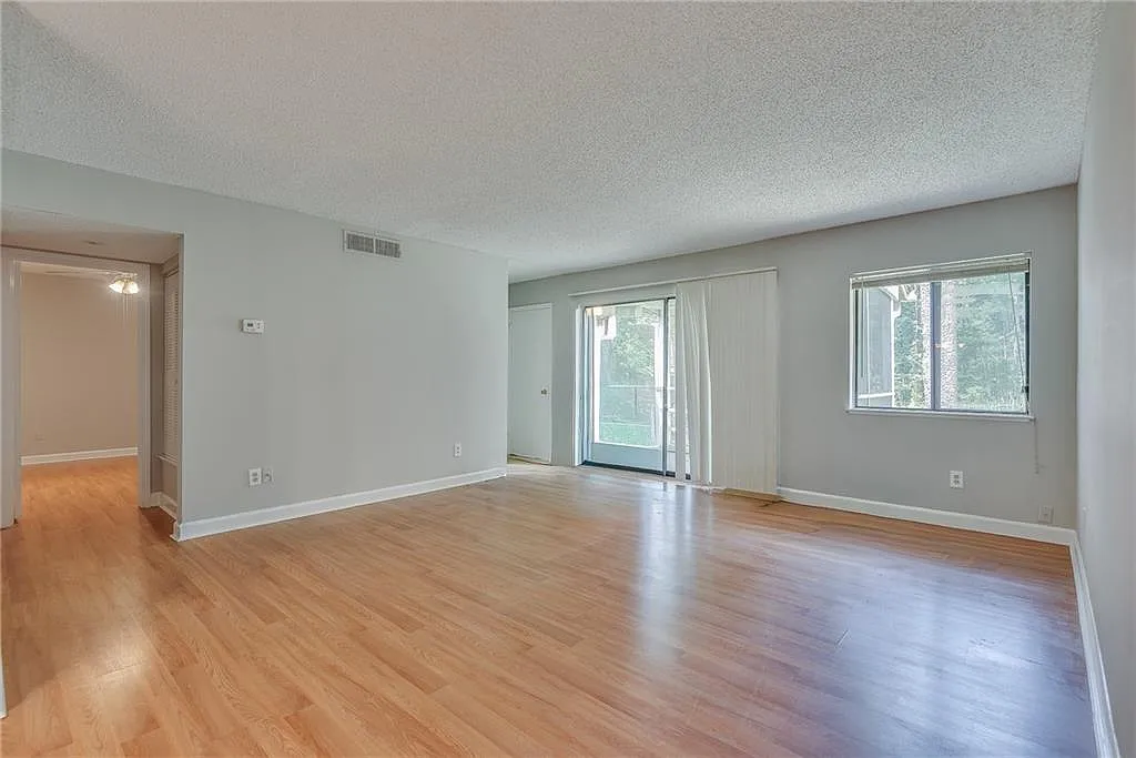 2 bed, 2.0 bath, 1060 sqft, $1,890 — Photo 2