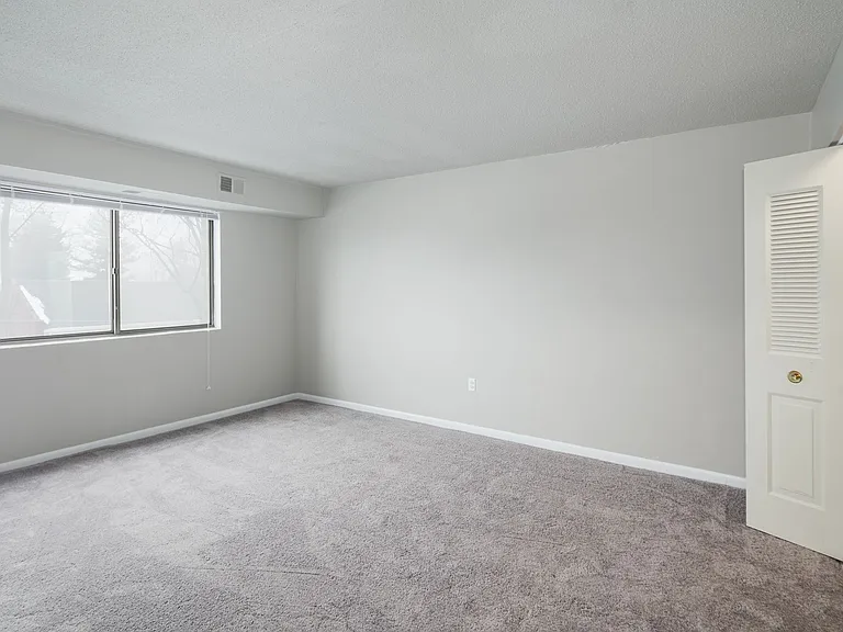 297 E Jefferson St #404 — Photo 8