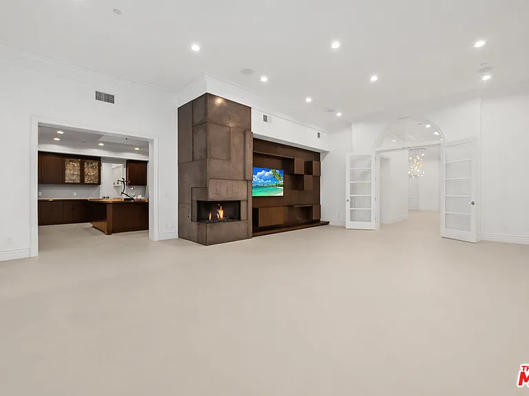 475 Martin Ln — Photo 29
