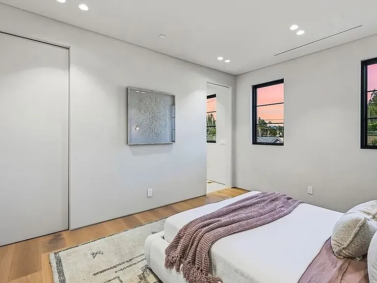 4900 Valjean Ave — Photo 5
