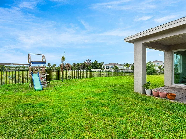 2770 NE Breezeway Cir — Photo 30