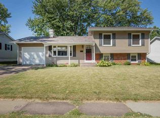 3108 Greenbrier Dr, Bettendorf, IA
