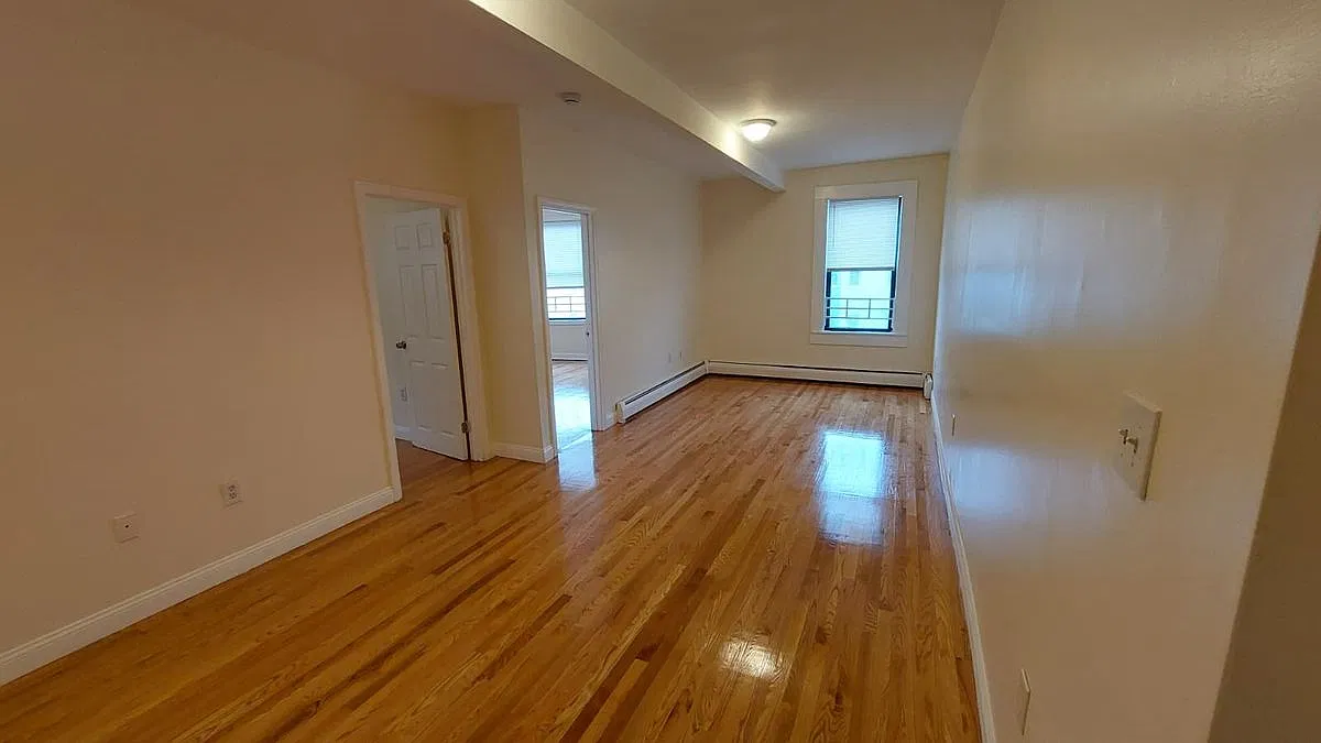 4 bed, 1.0 bath, 1070 sqft, $3,600 — Photo 2
