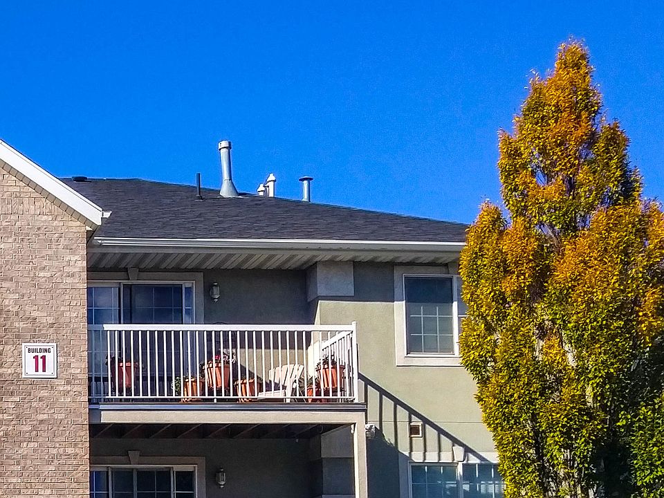 Top flr unit, great location