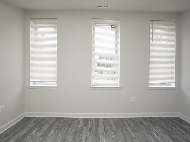 719 E 20th St — Photo 15