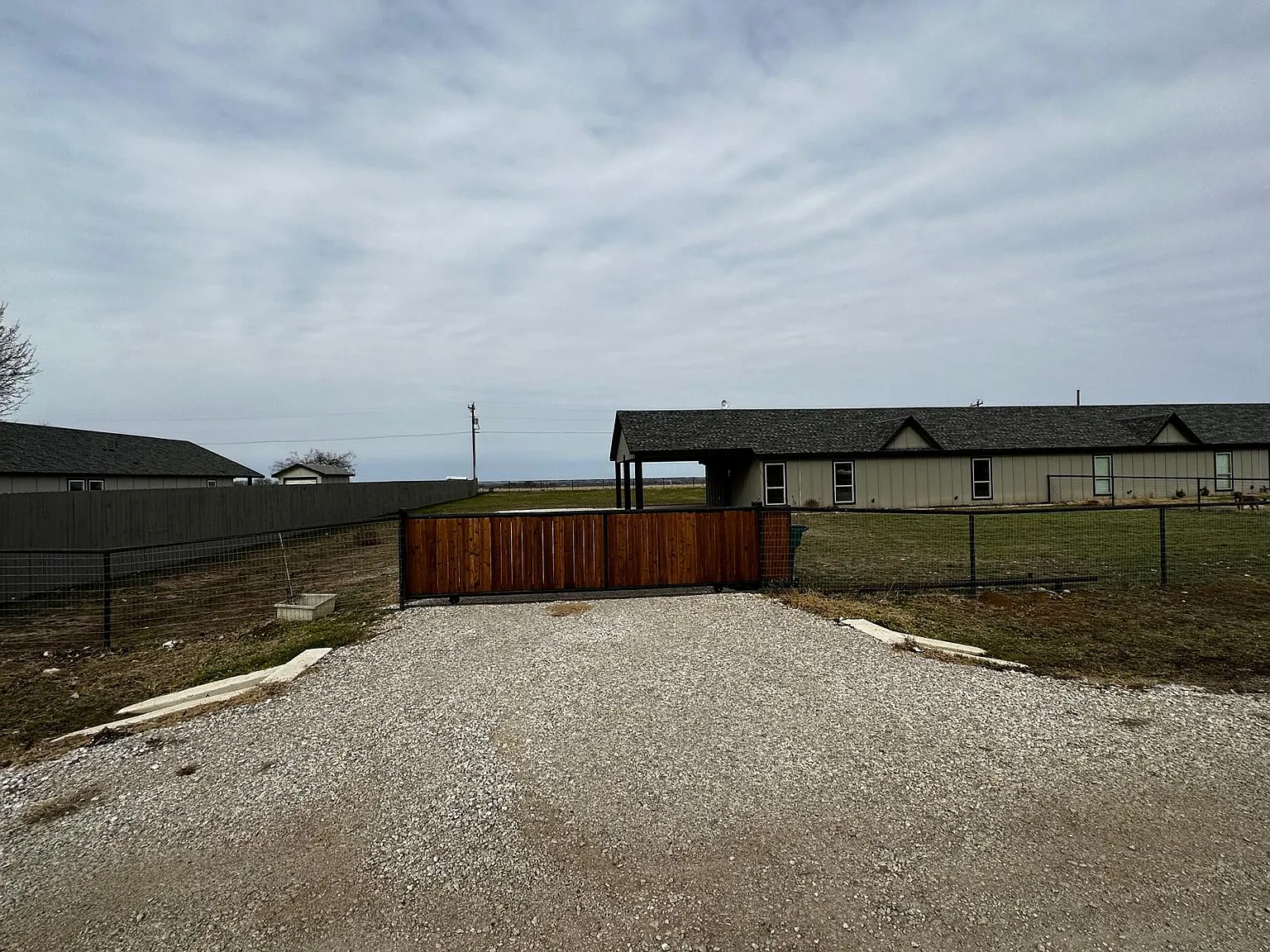 3 bed, $2,000 — Photo 2
