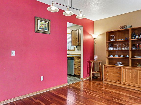 5th image of 416 Dawnlee Ave