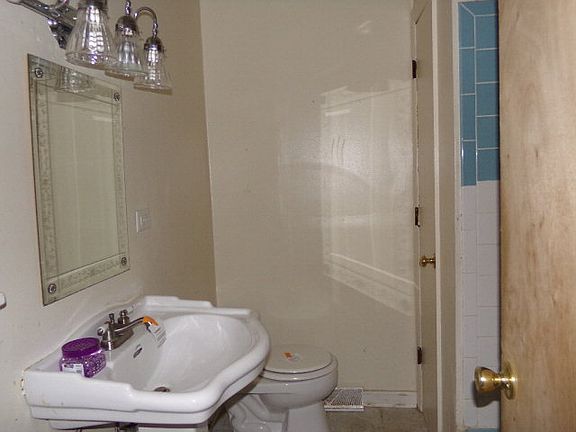 4th image of 1079 Ash Ave