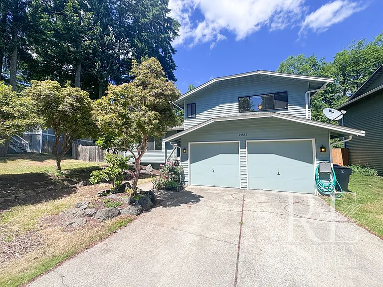 2228 NE Ridgewood Dr — Photo 1