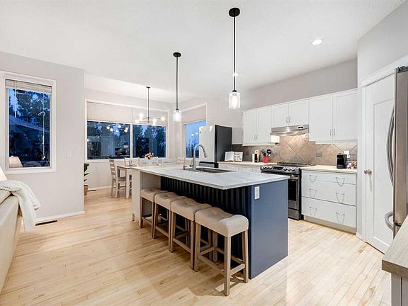 4th image of 102 NW Springborough Point SW