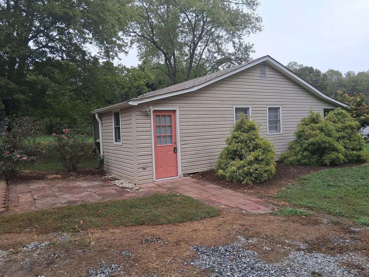 3 bed, 1000 sqft, $1,200 — Photo 2
