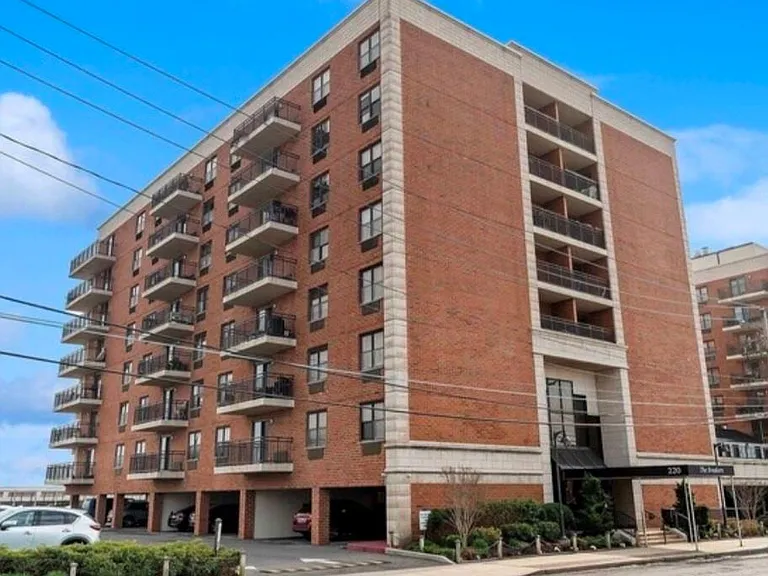 220 W Broadway #104 — Photo 11