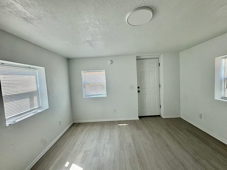 529 SE 15th St — Photo 6
