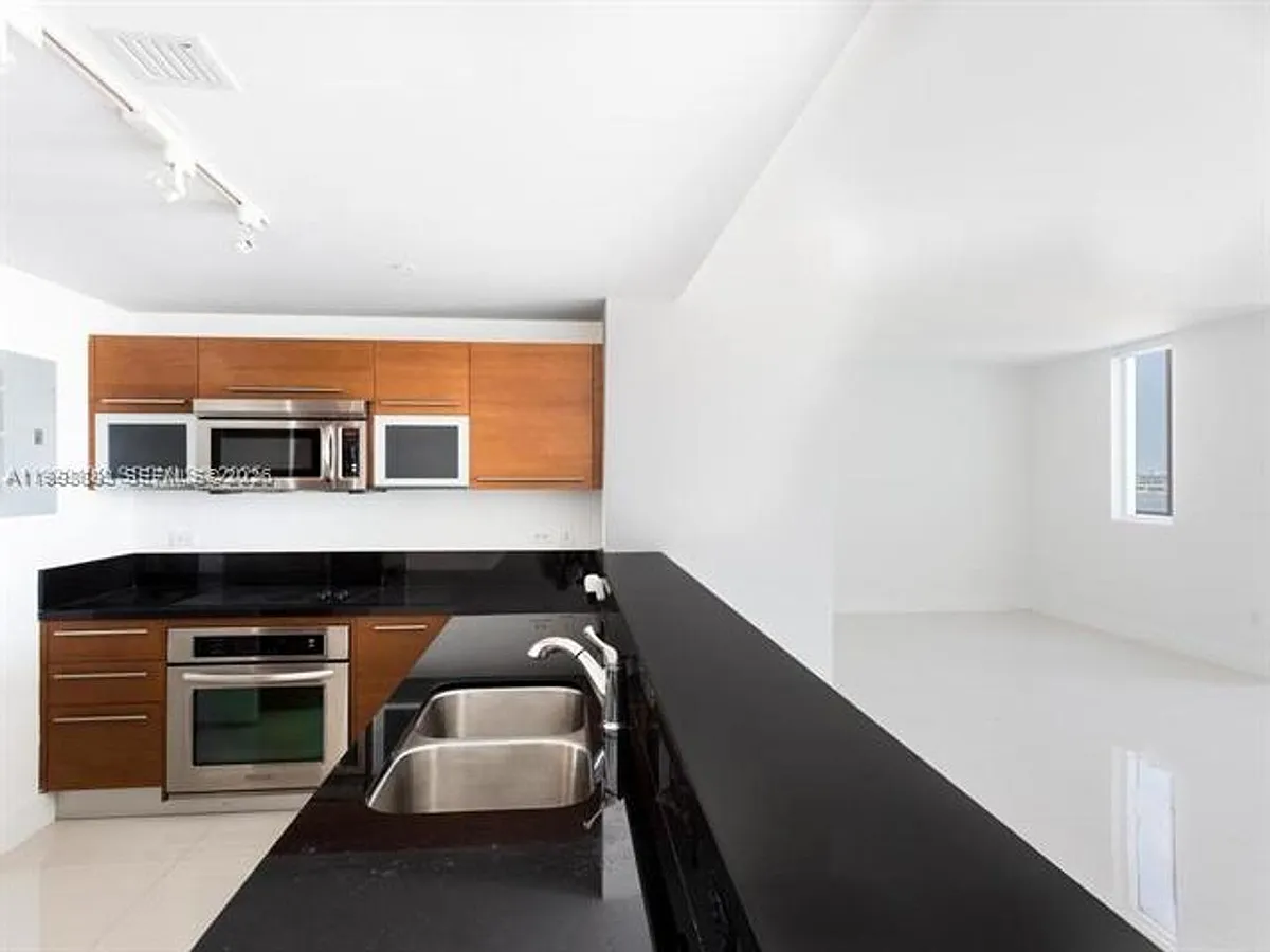 Building Photo - 244 Biscayne Blvd #2102