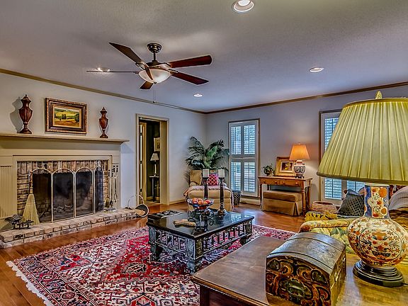 4th image of 4607 Peachtree Lane