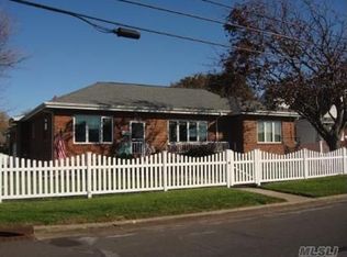 247 E Riviera Dr, Lindenhurst, NY 11757
