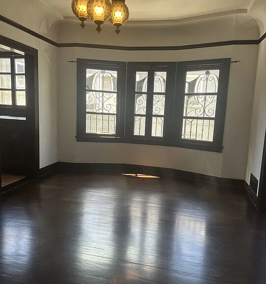 156 N Kenmore Ave — Photo 2