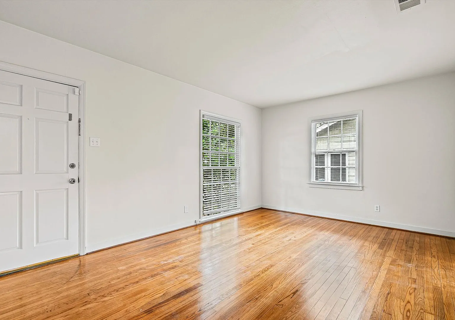 Charming Midtown Cottage With Updated Kitchen — Photo 4