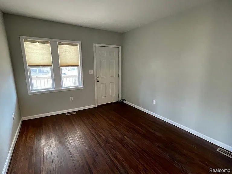 429 E Hayes Ave — Photo 3