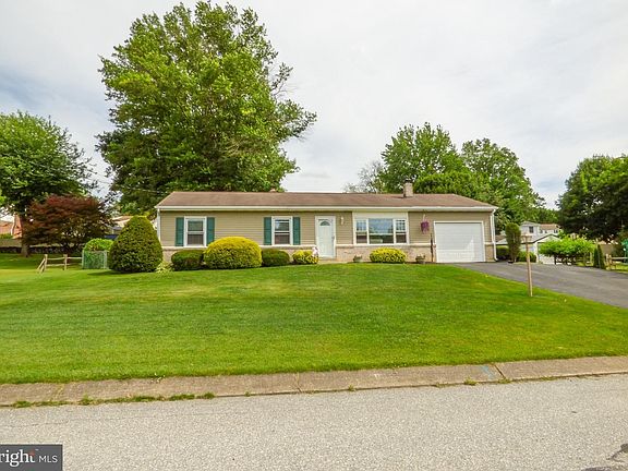 2nd image of 4325 Pinewood Ln