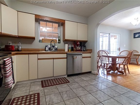 3rd image of 465 Forest Cir