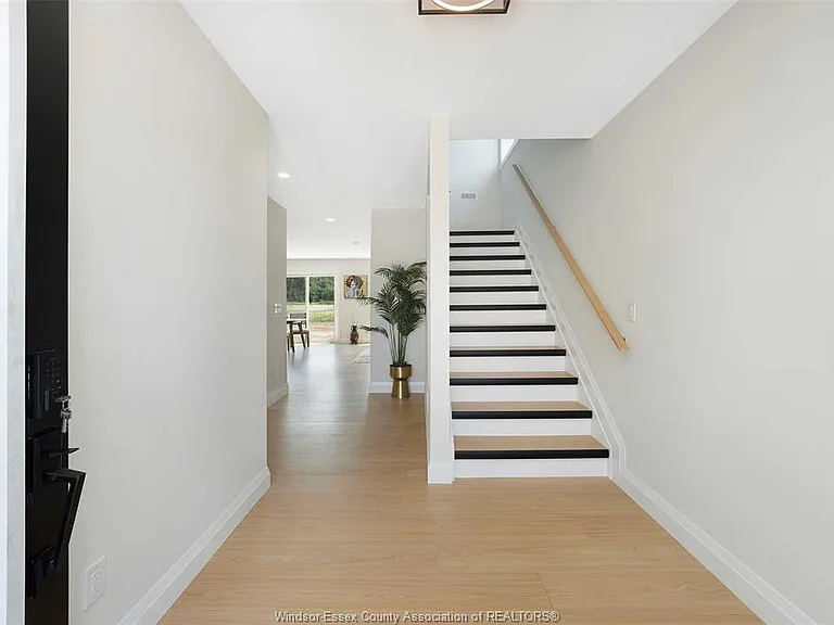 3546 Hallee Cres — Photo 7