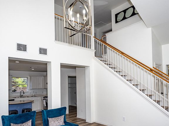 4th image of 2695 Bradley Ln