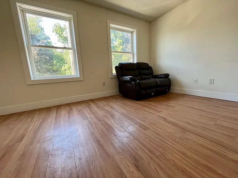 The bedroom facing the street to rent