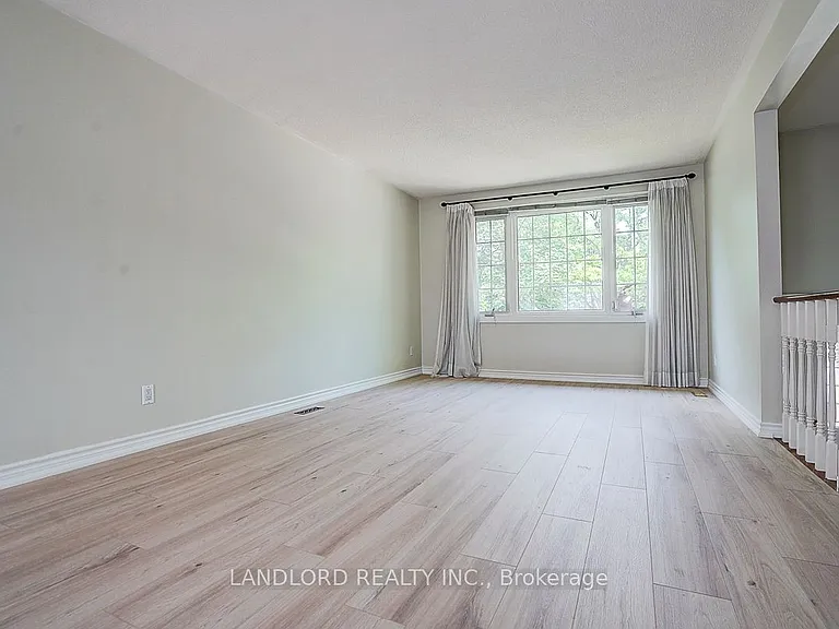 2294 Wyandotte Dr — Photo 10