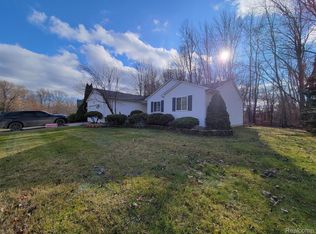 308 Cove View Dr, Waterford, MI 48327