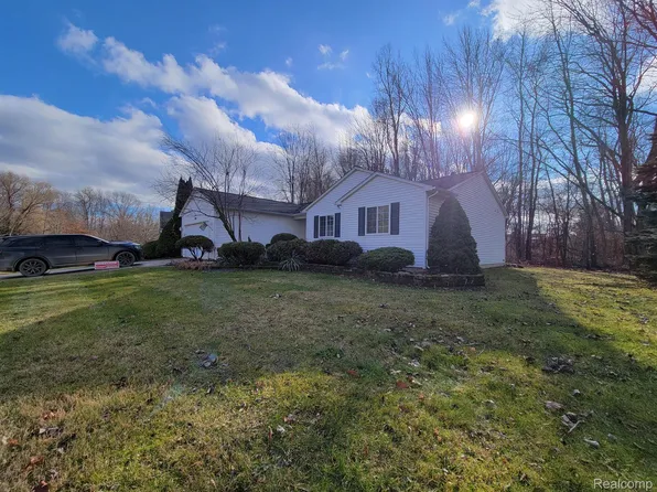 308 Cove View Dr, Waterford, MI 48327