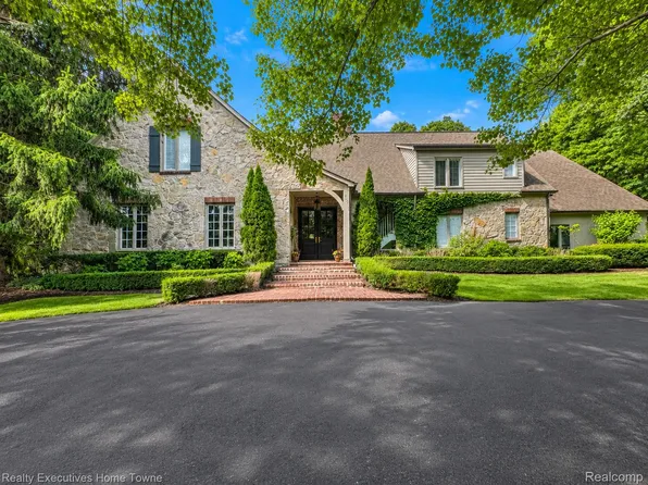 1395 Country Club Rd, Bloomfield Hills, MI 48304