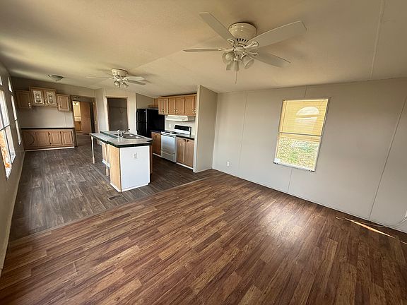 3rd image of 897 Oakpark Dr