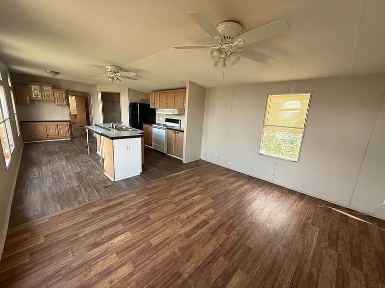 897 Oakpark Dr — Photo 3