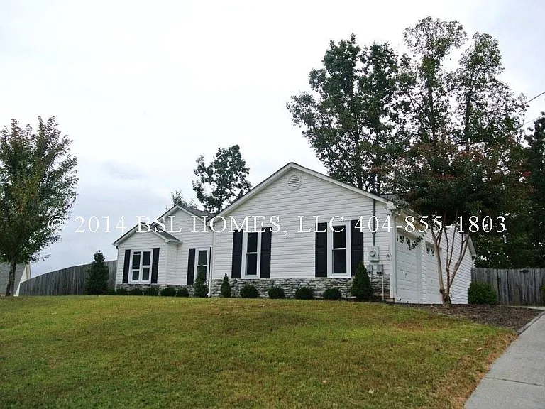 302 Hillcrest Ln — Photo 1
