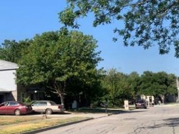 Exterior Neighborhood (street photo)