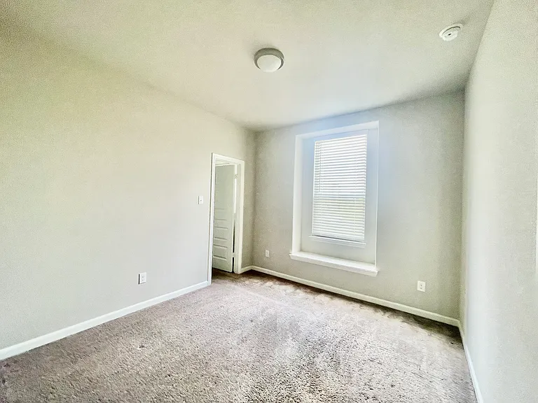 525 Ardsley Ln — Photo 8