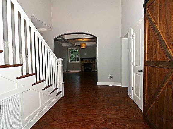 4th image of 933 E Center Ave
