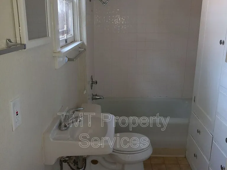 1019 H St #11 — Photo 10