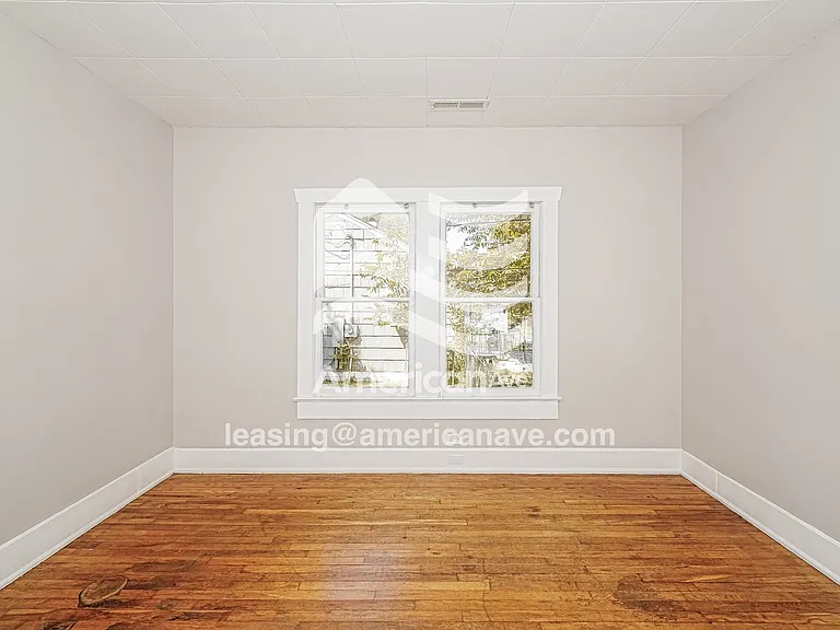 1537525_008_main_bedroom_9.jpg
