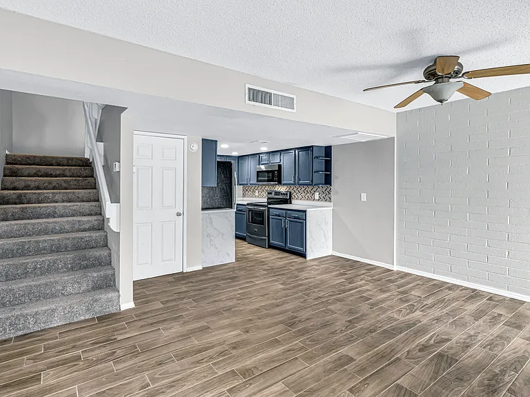 1828 W Tuckey Ln — Photo 1