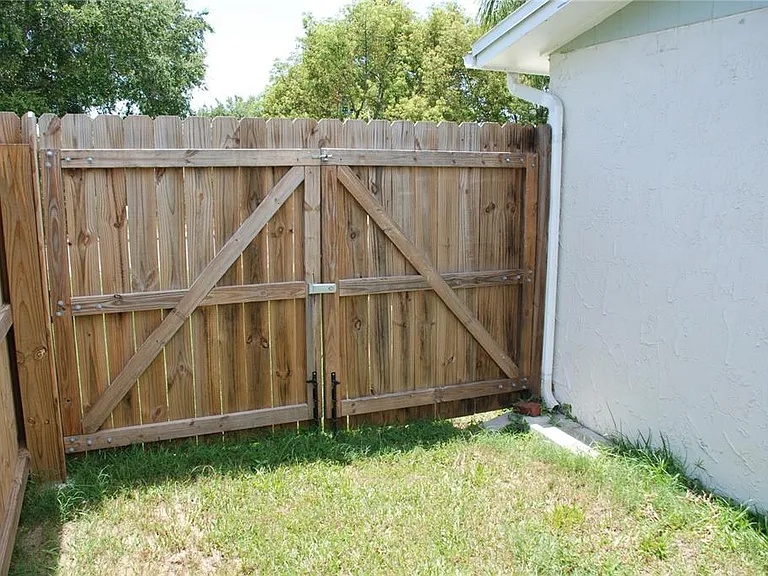 1624 Springdale Dr — Photo 6