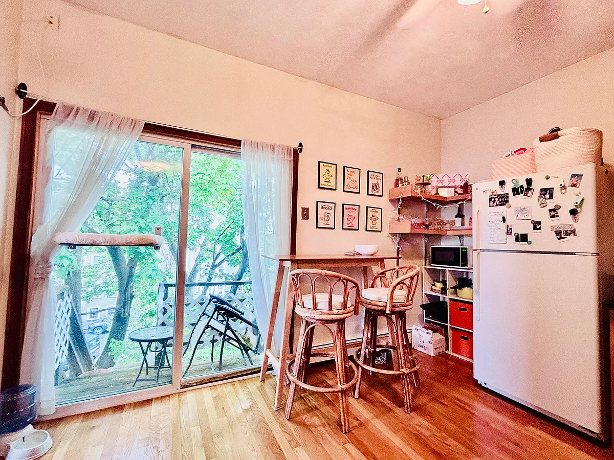 Building Photo - 126 W 8th St #3