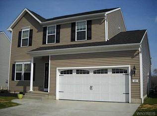 39 Skylark Ln, Niagara Falls, NY 14304