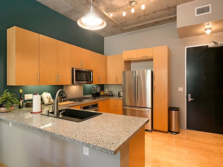 527 10th Ave #410 — Photo 4