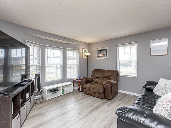 3rd image of 623 Wren Ave